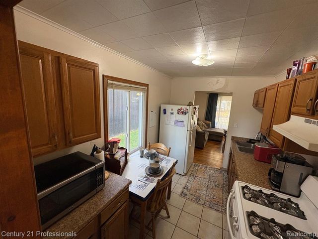 1202 E George Avenue, Hazel Park, MI 48030