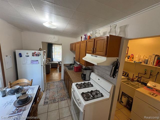 1202 E George Avenue, Hazel Park, MI 48030