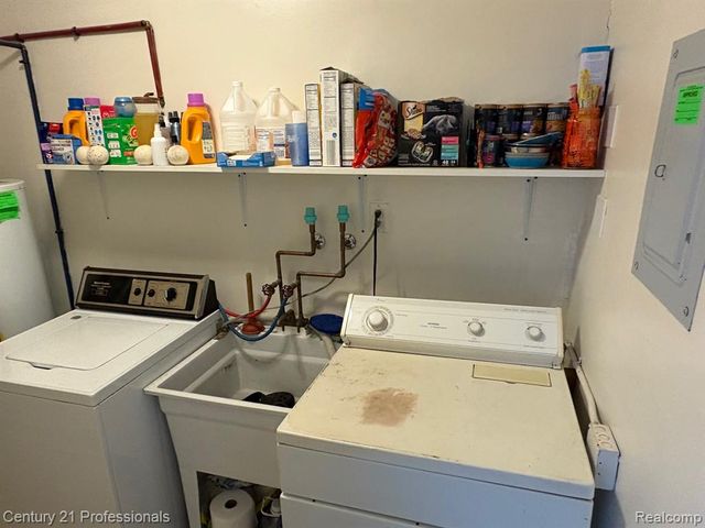 1202 E George Avenue, Hazel Park, MI 48030