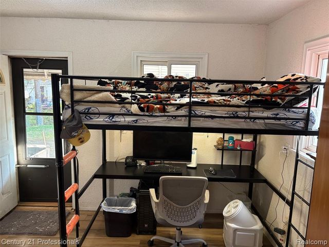 1202 E George Avenue, Hazel Park, MI 48030