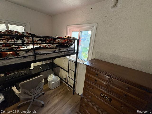 1202 E George Avenue, Hazel Park, MI 48030