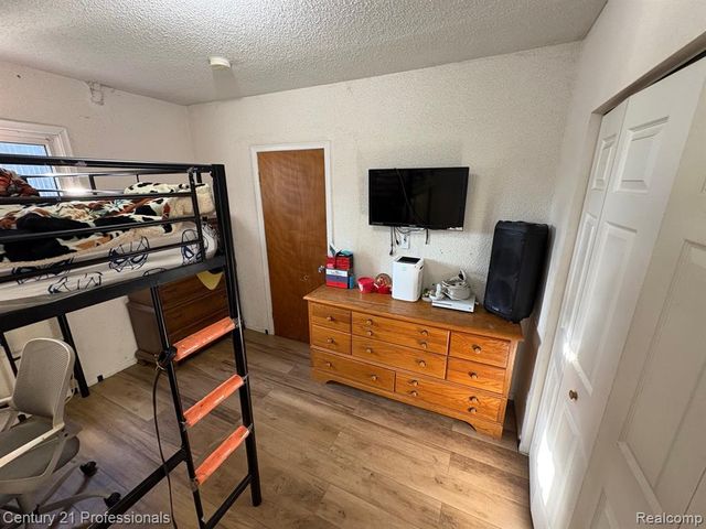 1202 E George Avenue, Hazel Park, MI 48030