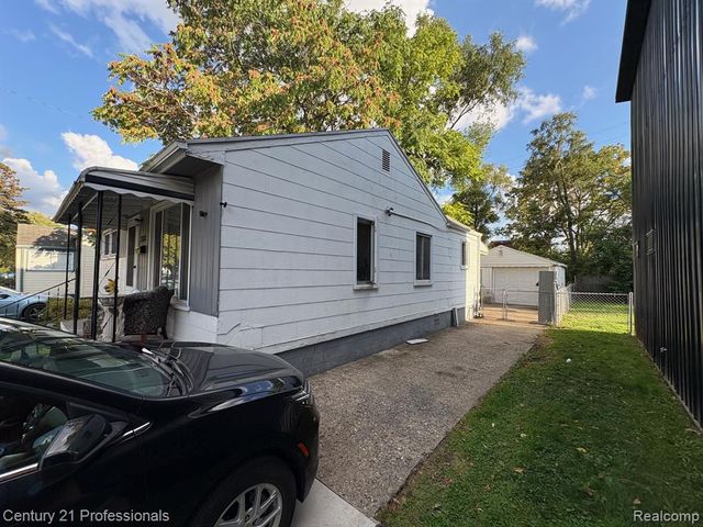 1202 E George Avenue, Hazel Park, MI 48030