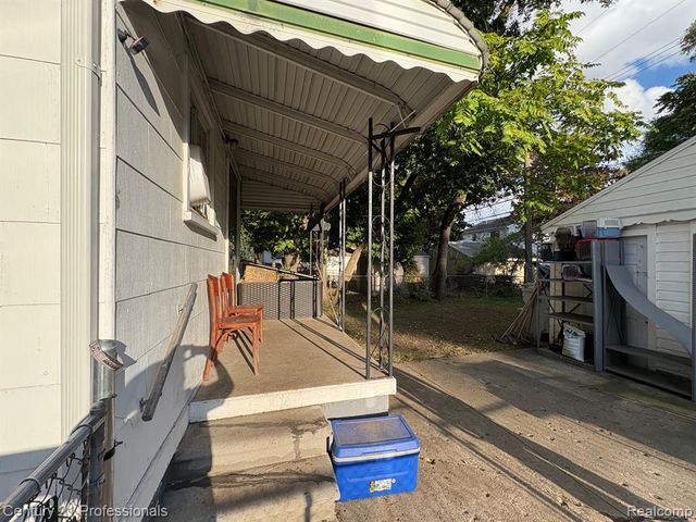 1202 E George Avenue, Hazel Park, MI 48030