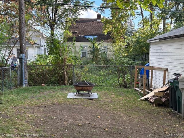 1202 E George Avenue, Hazel Park, MI 48030