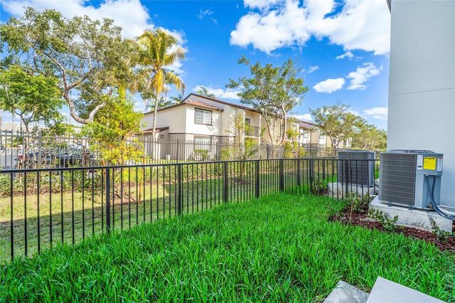 5125 SW 37th St, Pembroke Park, FL 33023