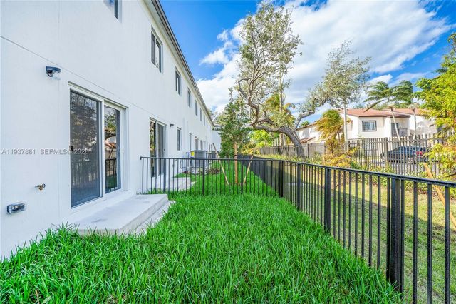 5125 SW 37th St, Pembroke Park, FL 33023