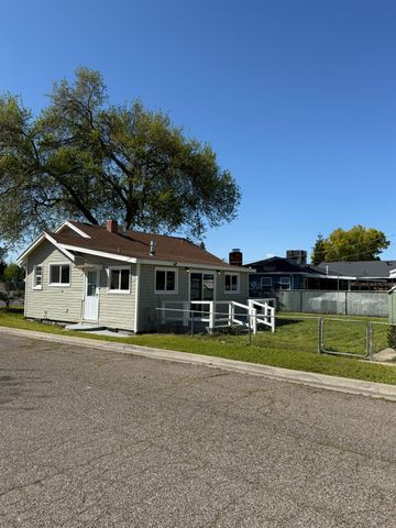 155 N Bryan Ave, Oakdale, CA 95361