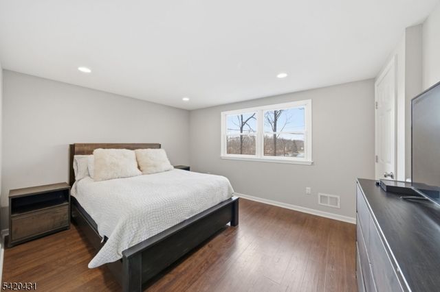 51 Lakeside Dr, Vernon Twp., NJ 07422