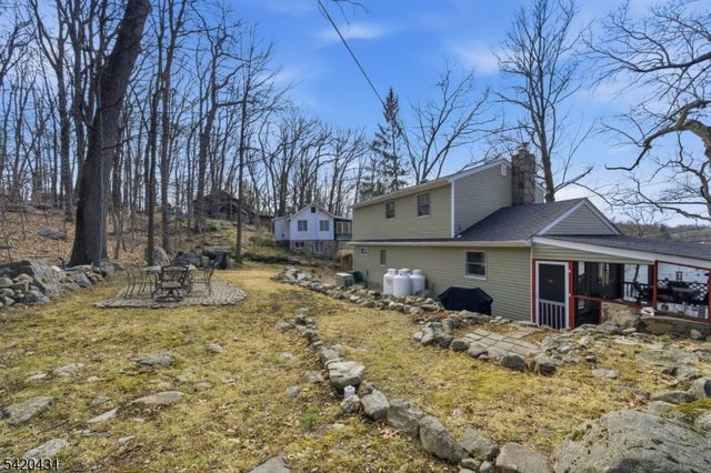 51 Lakeside Dr, Vernon Twp., NJ 07422