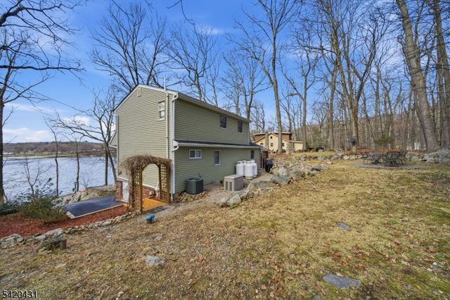 51 Lakeside Dr, Vernon Twp., NJ 07422