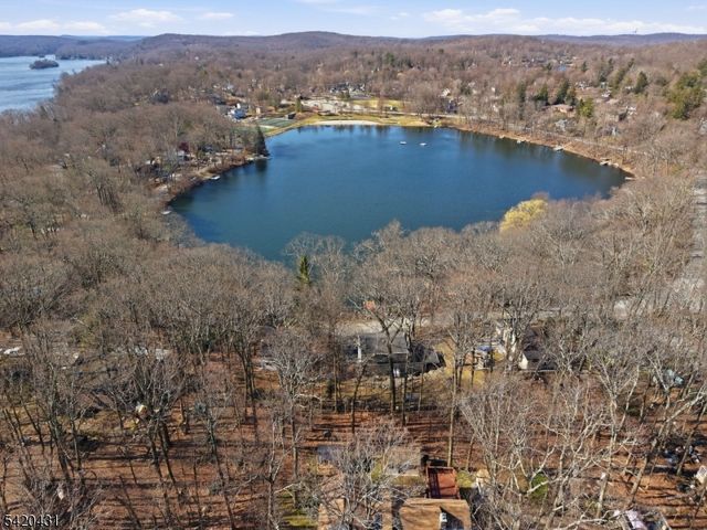 51 Lakeside Dr, Vernon Twp., NJ 07422
