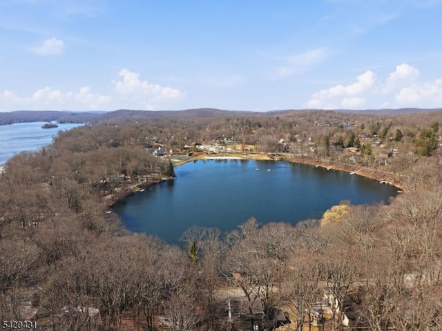 51 Lakeside Dr, Vernon Twp., NJ 07422