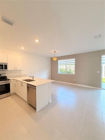 663 SE 13th St Circle ., Homestead, FL 33034