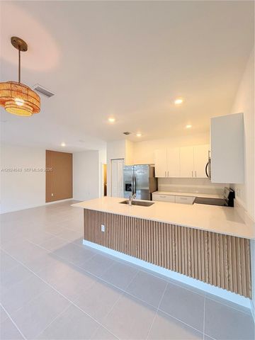 663 SE 13th St Circle ., Homestead, FL 33034