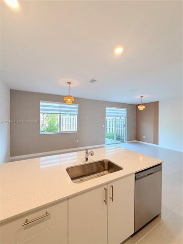 663 SE 13th St Circle ., Homestead, FL 33034