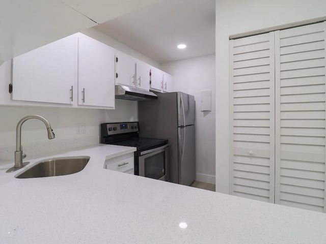 614 Sea Pine Way H2, Greenacres, FL 33415