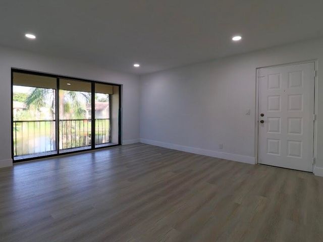 614 Sea Pine Way H2, Greenacres, FL 33415