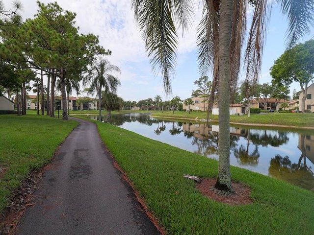 614 Sea Pine Way H2, Greenacres, FL 33415