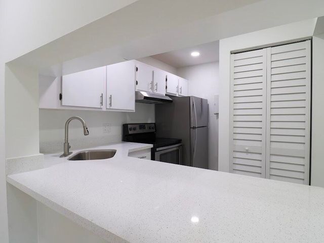 614 Sea Pine Way H2, Greenacres, FL 33415