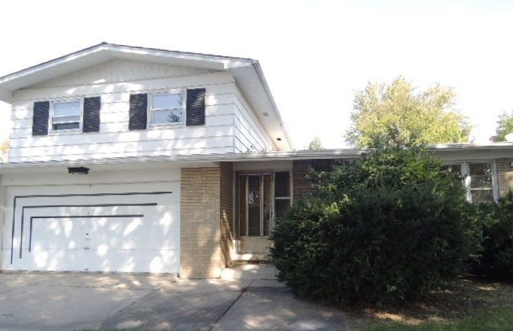 831 W Arquilla Drive, Glenwood, IL 60425