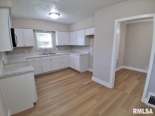 2202 W TRIPP Avenue, Peoria, IL 61604
