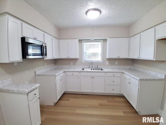 2202 W TRIPP Avenue, Peoria, IL 61604