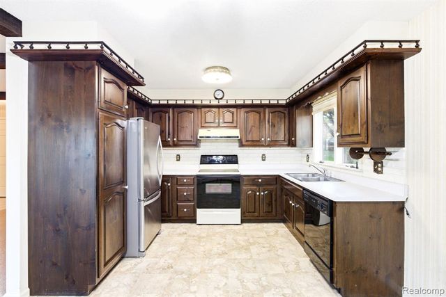 5208 N Hillcrest Drive, North Street, MI 48049