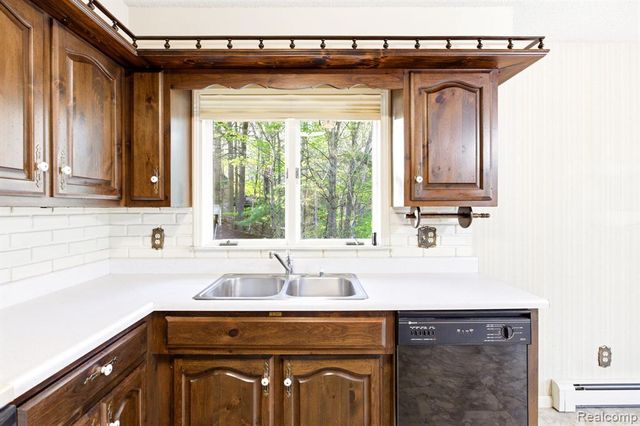 5208 N Hillcrest Drive, North Street, MI 48049