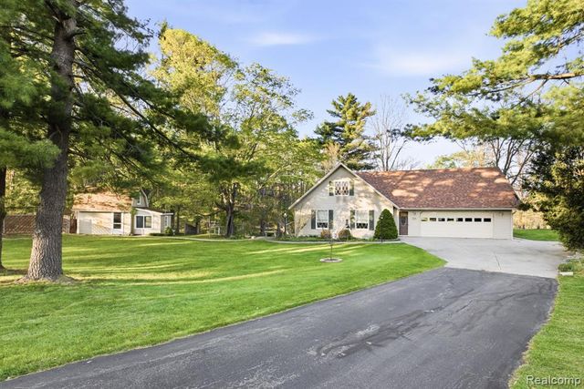 5208 N Hillcrest Drive, North Street, MI 48049
