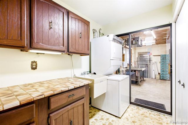 5208 N Hillcrest Drive, North Street, MI 48049