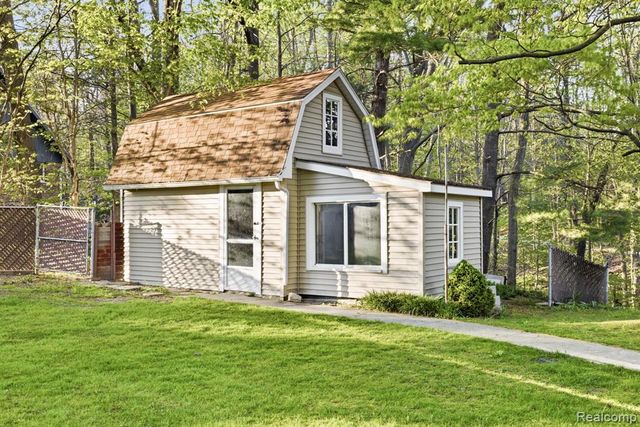 5208 N Hillcrest Drive, North Street, MI 48049