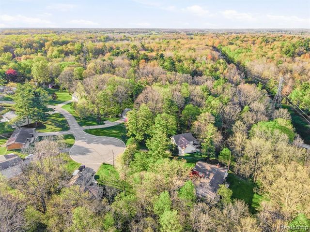 5208 N Hillcrest Drive, North Street, MI 48049