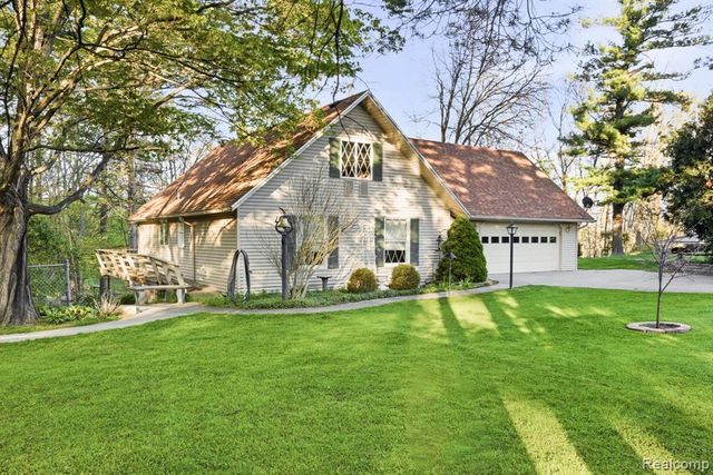 5208 N Hillcrest Drive, North Street, MI 48049