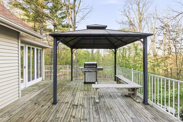 5208 N Hillcrest Drive, North Street, MI 48049
