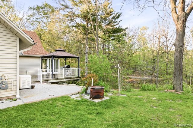 5208 N Hillcrest Drive, North Street, MI 48049