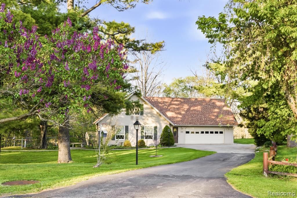5208 N Hillcrest Drive, North Street, MI 48049