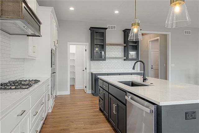 4855 NW Martin Street, Riverside, MO 64150