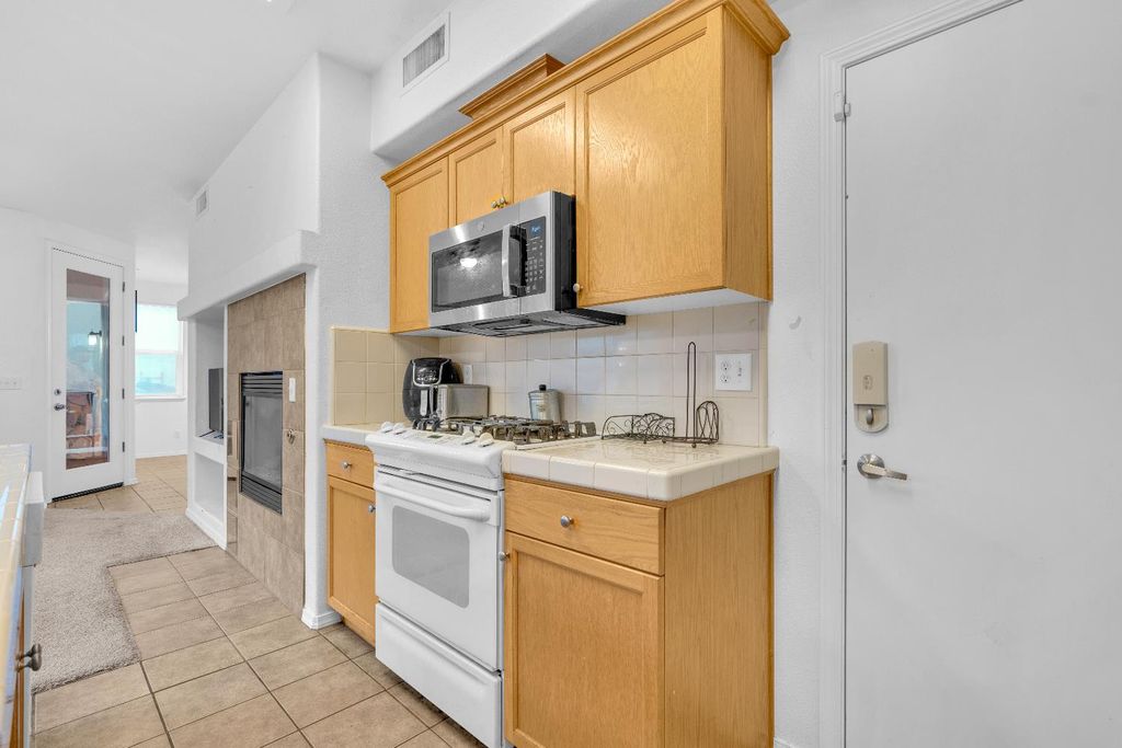 Image 15 of property listing at 4056 W Pear Tree Lane, Fresno, CA 93722