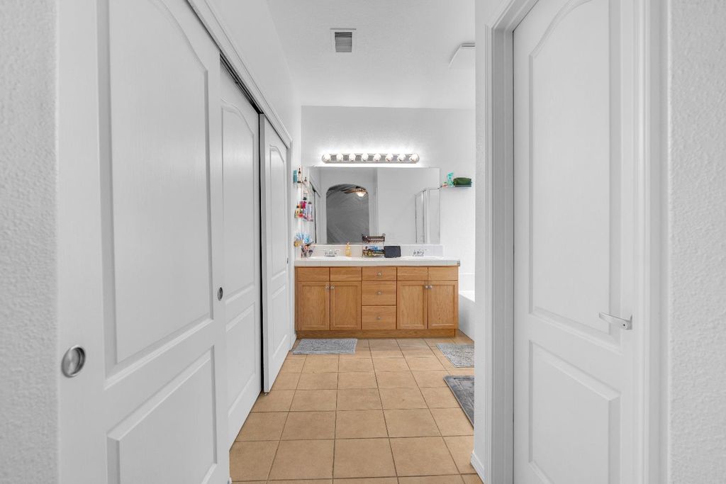 Image 18 of property listing at 4056 W Pear Tree Lane, Fresno, CA 93722