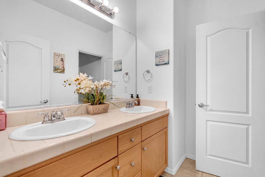 Image 23 of property listing at 4056 W Pear Tree Lane, Fresno, CA 93722