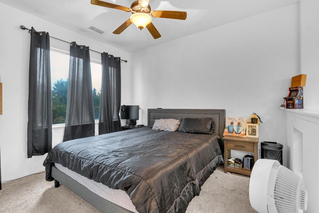 Image 25 of property listing at 4056 W Pear Tree Lane, Fresno, CA 93722