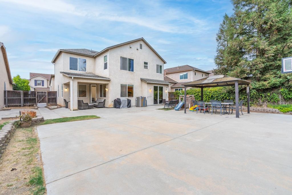 Image 4 of property listing at 4056 W Pear Tree Lane, Fresno, CA 93722