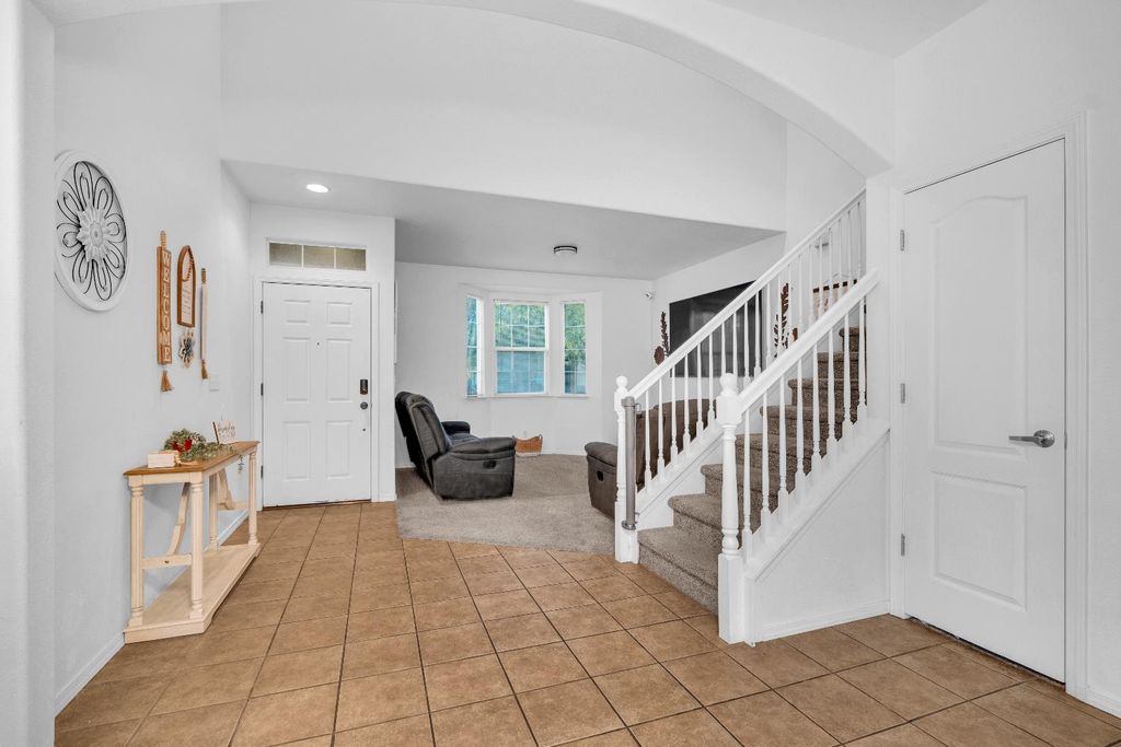 Image 6 of property listing at 4056 W Pear Tree Lane, Fresno, CA 93722