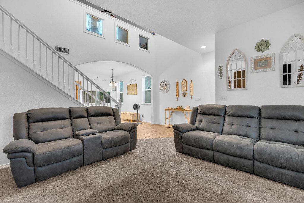 Image 7 of property listing at 4056 W Pear Tree Lane, Fresno, CA 93722