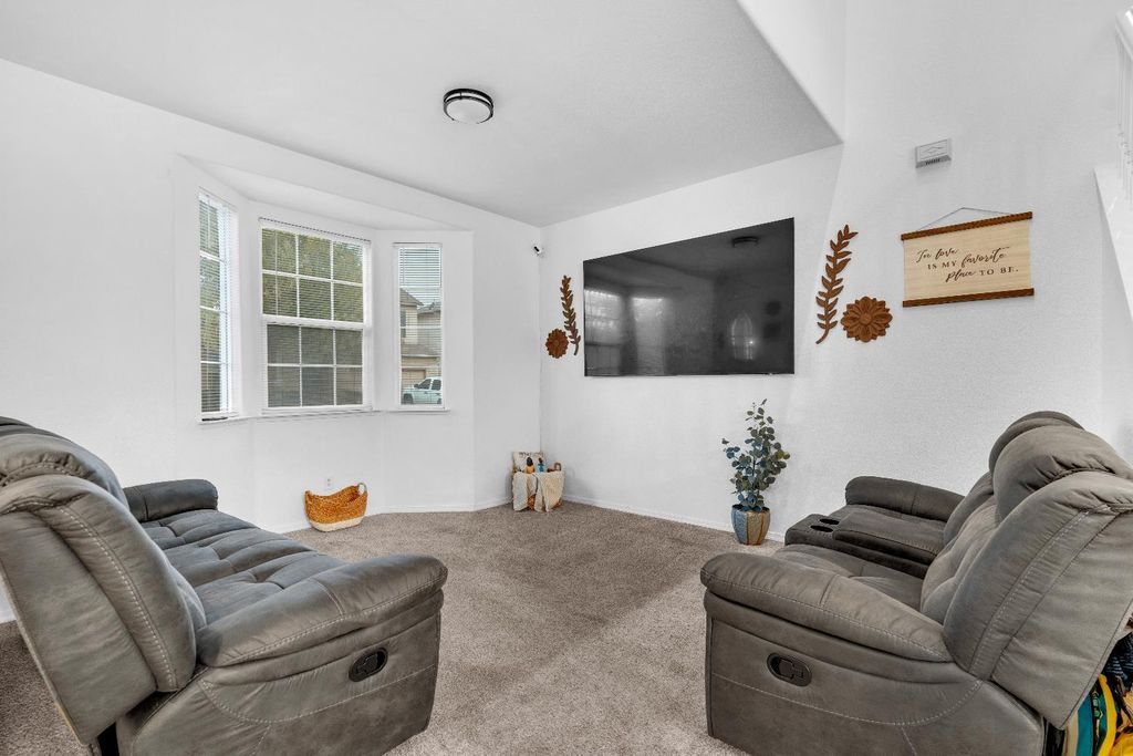 Image 8 of property listing at 4056 W Pear Tree Lane, Fresno, CA 93722