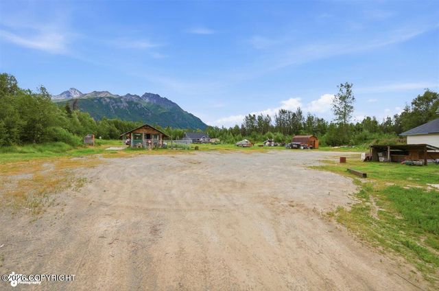 1005 N Smith Road, Palmer, AK 99645