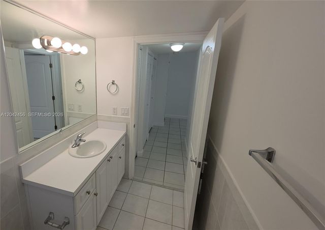 5839 SW 74th Ter 203, South Miami, FL 33143