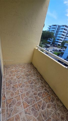 5839 SW 74th Ter 203, South Miami, FL 33143