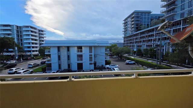5839 SW 74th Ter 203, South Miami, FL 33143